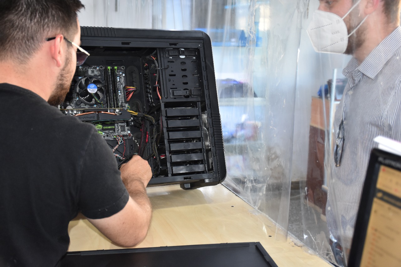 Reparación de una computadora de escritorio en el taller de Clearsoft